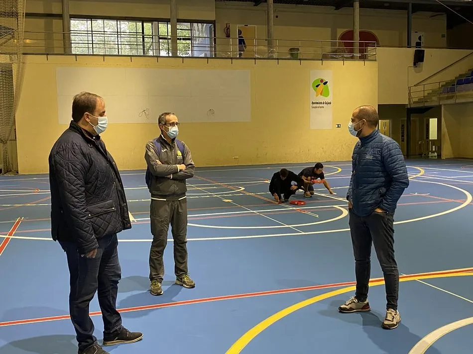 El alcalde, Roberto Martín, junto al concejal de Deportes, Carlos Arasa