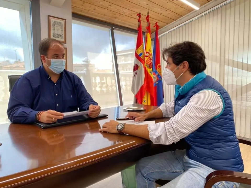 El alcalde de Guijuelo, Roberto Martín junto a José Ignacio Cascón