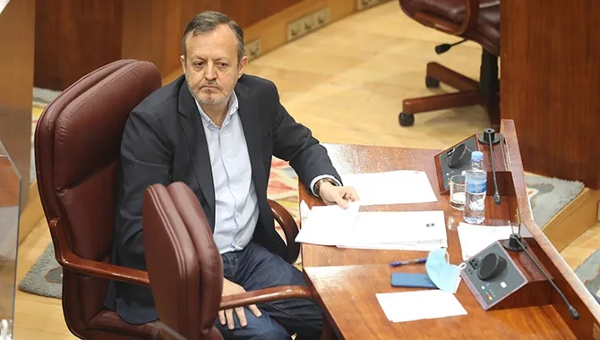 El consejero de Políticas Sociales de la Comunidad de Madrid, Albero Reyero, durante una sesión plenaria en la Asamblea de Madrid. EP