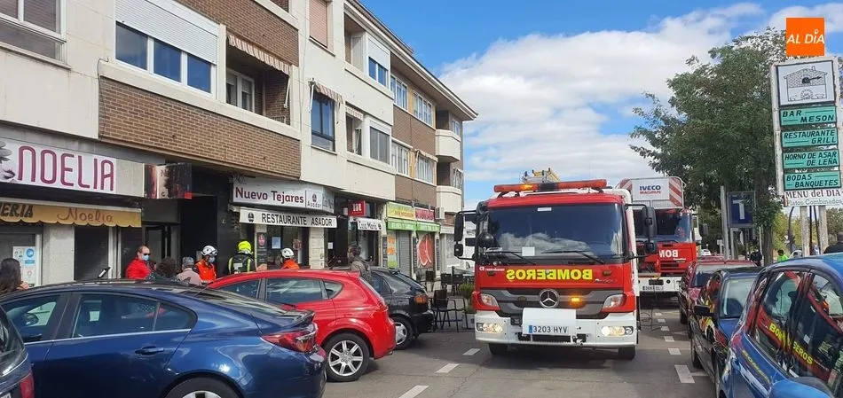 Despliegue de los bomberos municipales en Tejares con motivo de este sucesos. Foto Isabel Casado