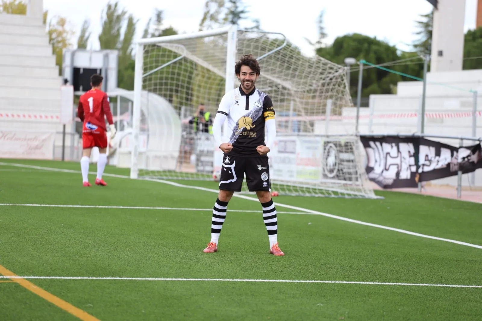 Javi Navas, capitán de Unionistas, celebra el tercer gol del partido / Lydia González