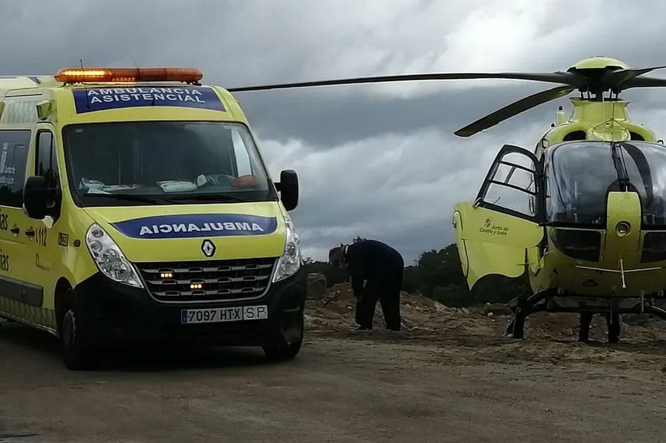 Intervención en San Esteban de la Sierra - Helicóptero medicalizado del Sacyl