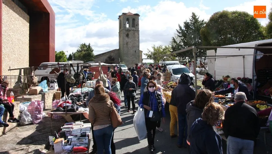 Lo desapacible del día incidió en una menor afluencia de público y puestos de venta