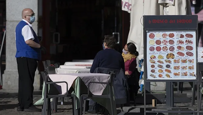 Establecimiento hostelero de Madrid durante las primeras horas tras las nuevas medidas restrictivas. EP