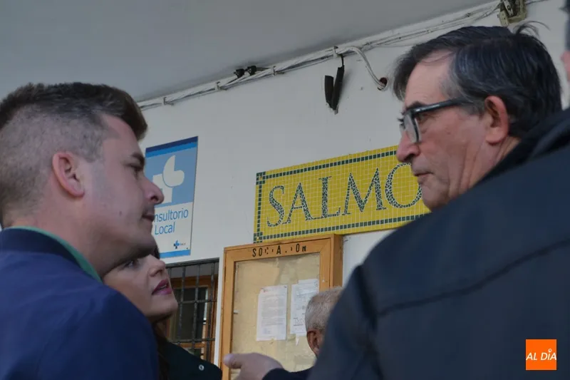 El alcalde se Salmoral, Carlos Hernández (derecha) junto a una de sus vecinas ilustres, la máxima responsable de Cs, Ines Arrimadas y un periodista. Foto de archivo, anterior a la pandemia