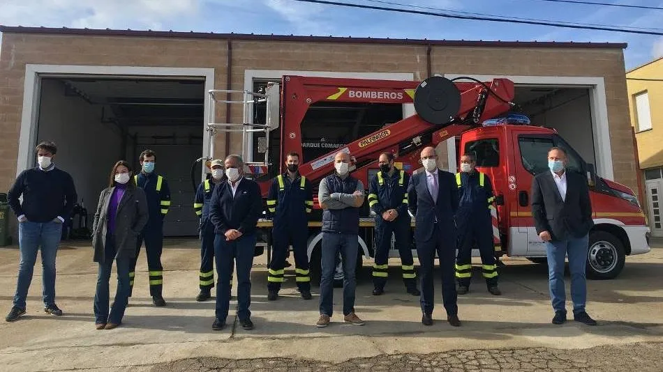 Visita del presidente de la Diputación de Salamanca, Javier Iglesias, al Parque Local de Bomberos en Tamames, para presentar nuevos vehículos