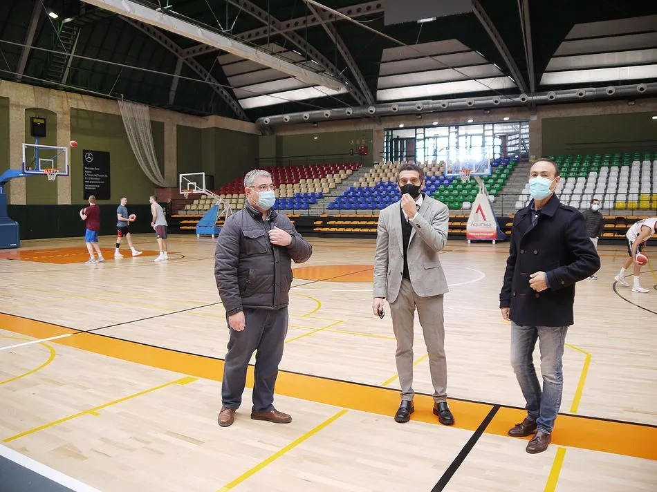 Las autoridades municipales visitan el pabellón tras las mejoras - Ayto. Carbajosa