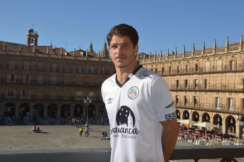 Amaro posa con la nueva camiseta y la Plaza de fondo