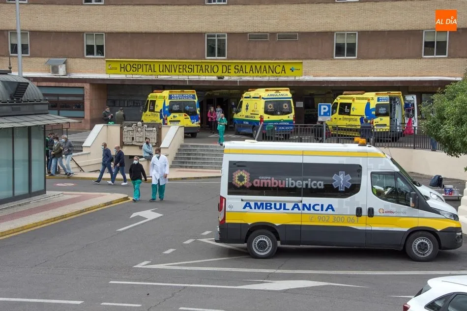 Ambulancias junto a la entrada principal del Clínico. Foto de archivo