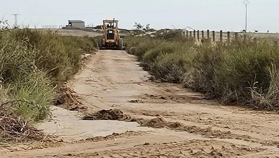 La motoniveladora de la Diputación en plena faena