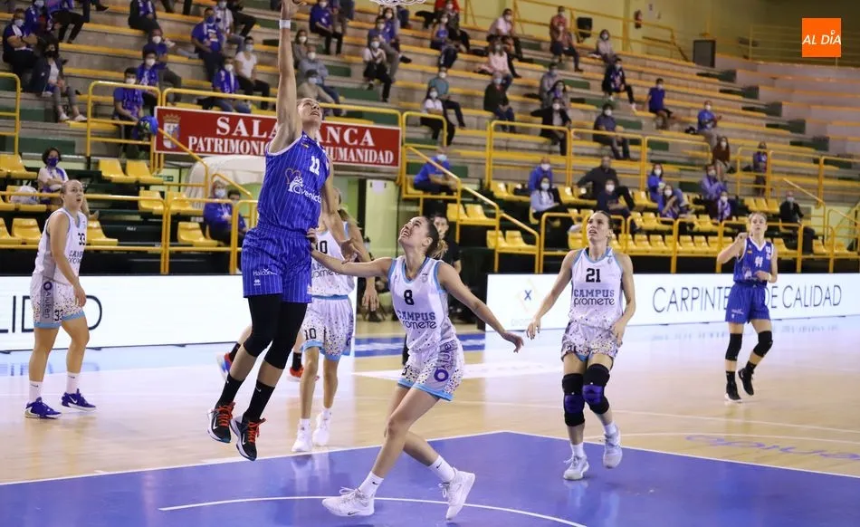 Una canasta, con el público de fondo / Lydia González