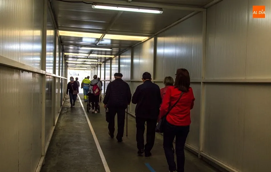 Usuarios del Hospital Virgen de la Vega en uno de los accesos al Complejo Asistencial. Foto de archivo