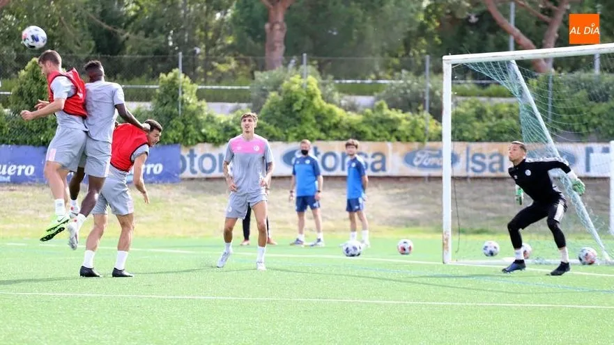 Anderson salta con Uxío y Llorente por un balón aéreo / Lydia González