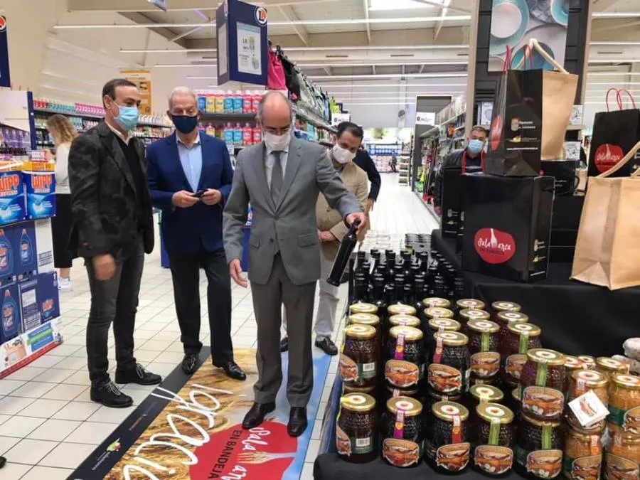 Visita de Javier Iglesias, presidente de la Diputación, a esta muestra de productos salmantinos en E. Leclerc