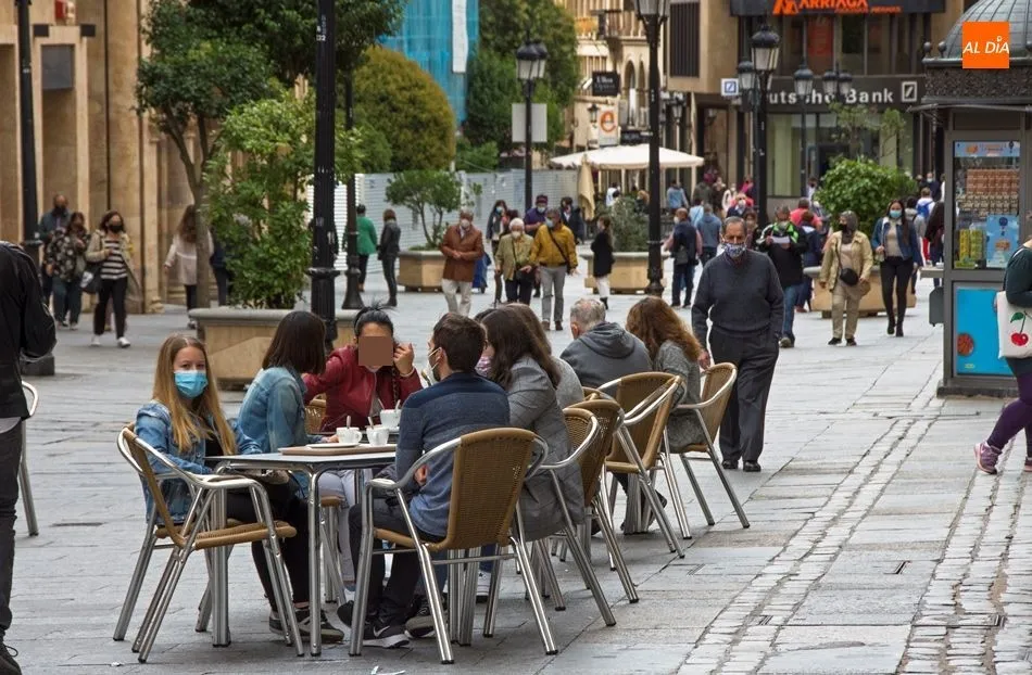 La Junta establece que antes y después del consumo o durante el tiempo de espera entre consumos de alimentos y/o bebidas será obligatorio el uso de la mascarilla”