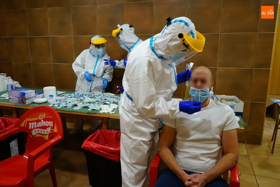 Pruebas PCR en el albergue municipal de Guijuelo. Foto de Kiko Robles