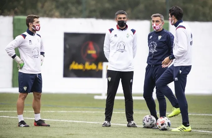 El cuerpo técnico del Guijuelo, en una sesión / CD Guijuelo