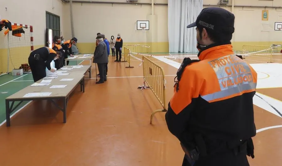 El polideportivo de Pedrajas alberga las pruebas masivas de PCR a los vecinos de la localidad. Foto Photogenic/M.A Santos - EP