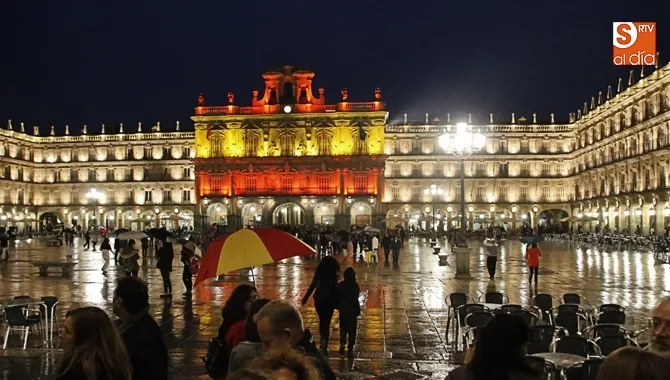 Colores de la bandera española en la fachada del Ayuntamiento. Foto de archivo