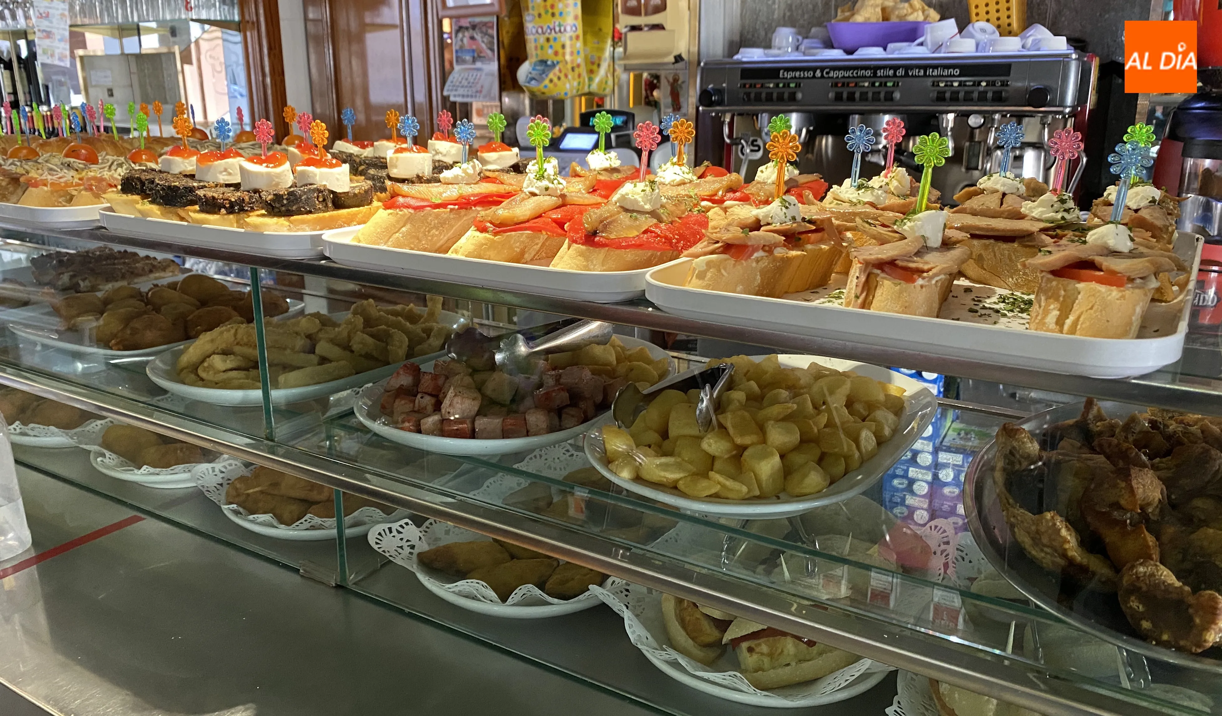 Una de las barras de tapas en Cafetería Milan, en la Plaza Nueva 3 en Peñaranda