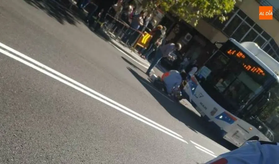 La mujer atropellada en el suelo, junto al autobús urbano