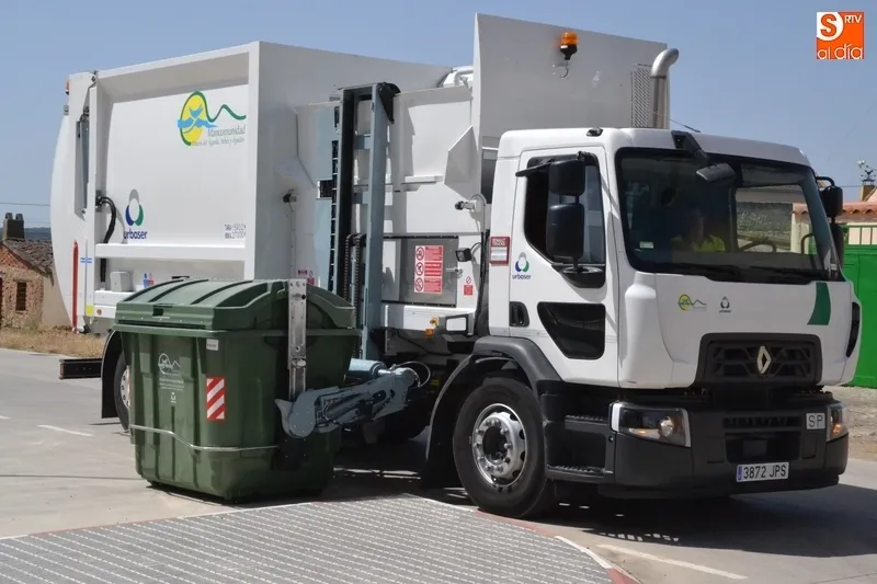 Camión de recogida de residuos solidos. Foto de archivo