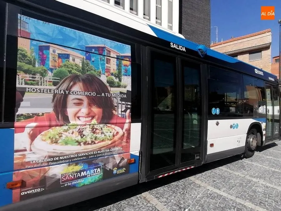 Autobús del Grupo Avanza en el que se promociona Santa Marta