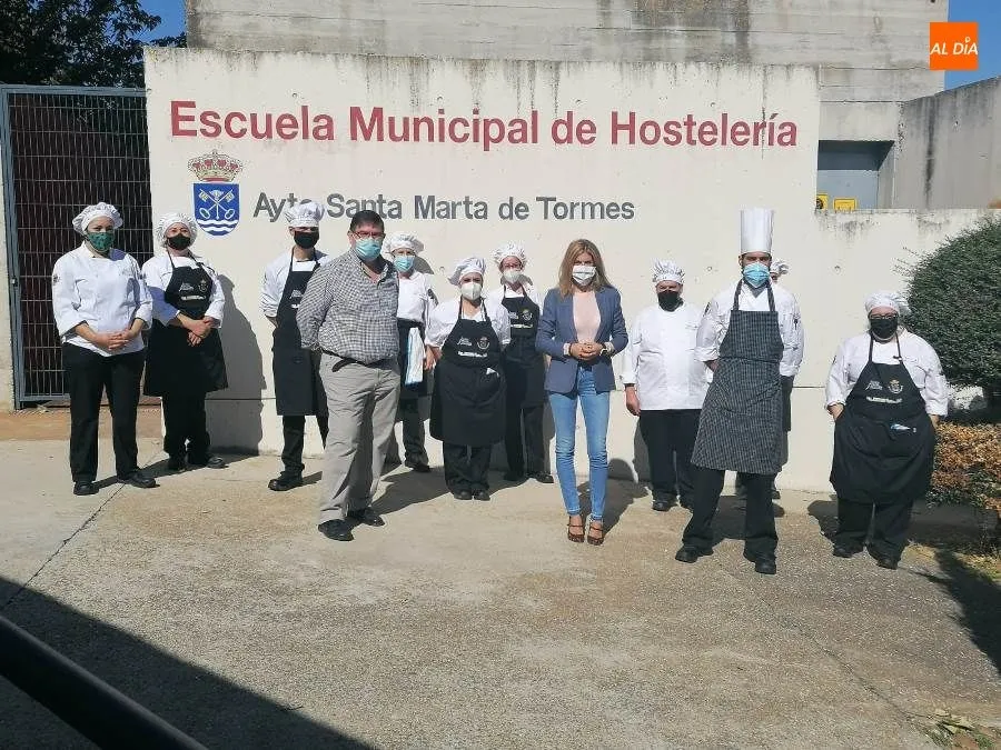 La concejal de Economía y Empleo de Santa Marta de Tormes, Chabela de la Torre, junto a alumnos y docentes  de la Escuela de Hostelería. Foto de Lydia González