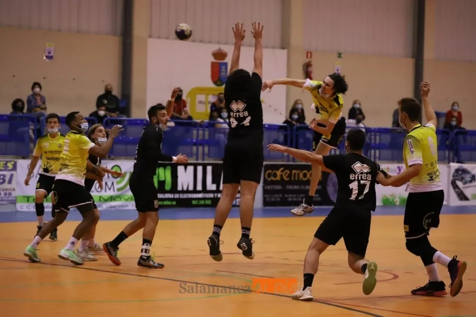 Una acción del partido del BM Salamanca, con los jugadores con la mascarilla puesta / Lydia González