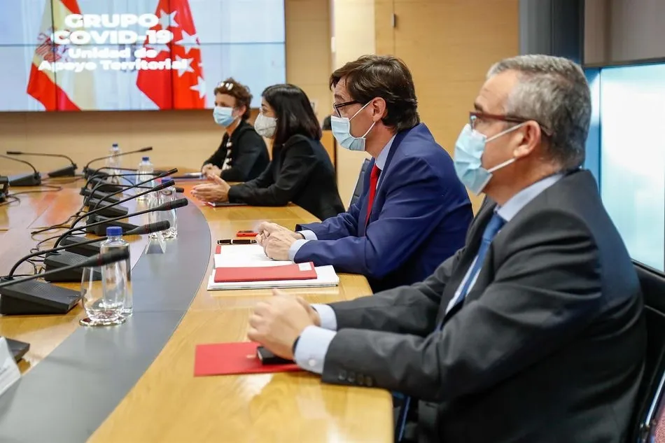 El ministro de Sanidad, Salvador Illa; la ministra de Política Territorial, Carolina Darias; la secretaria general de Coordinación Territorial, Miryam Álvarez Páez y el presidente de la Federación Madrileña de Municipios, Guillermo Hita Téllez. - Óscar J.