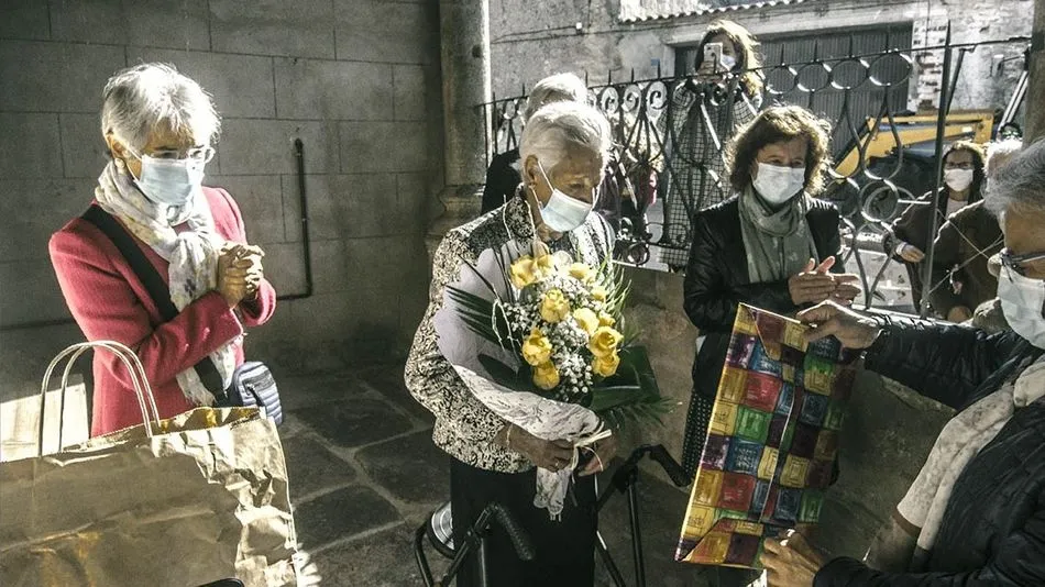 Jesusa García recibía varios regalos con motivo de su centenario