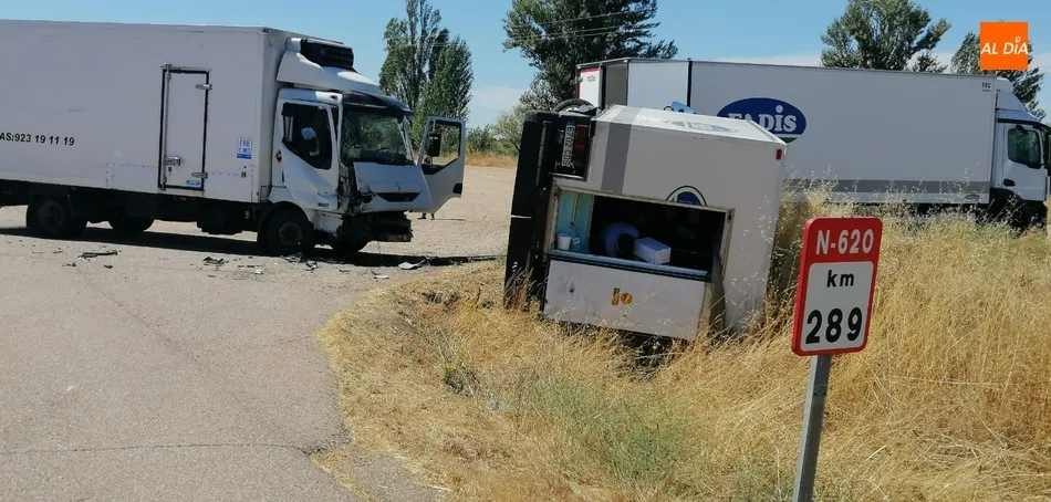 Dos camiones tras sufrir un accidente en una carretera salmantina - Archivo