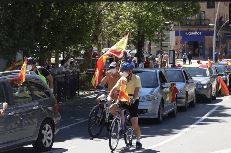 Manifestantes en la comitiva del 12 de octubre - Twitter VOX Salamanca