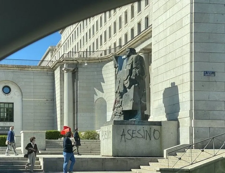 Vandalizan la estatua de Indalecio Prieto con pintadas de Asesino - PSOE