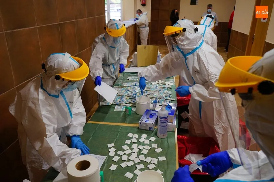 Sanitarios preparan pruebas PCR  en el albergue municipal de Guijuelo. Foto de archivo
