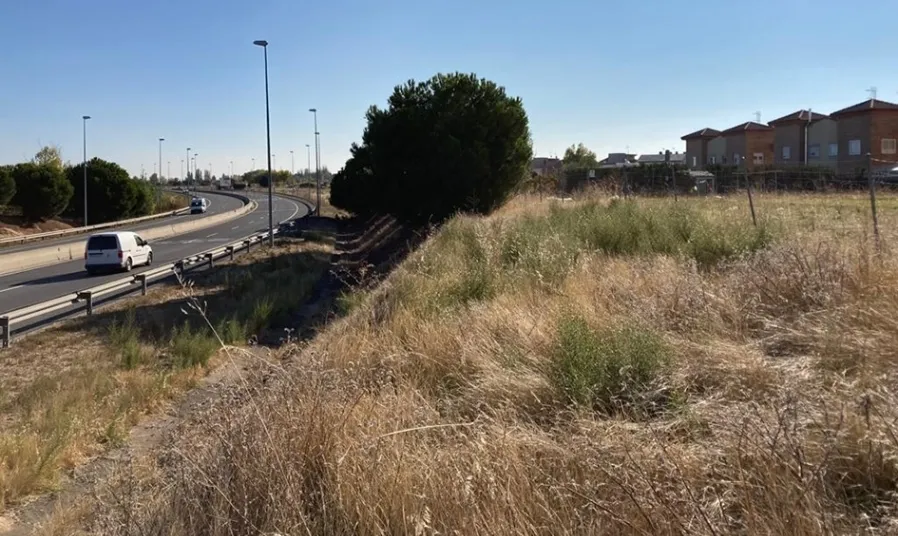 La Ronda Sur SA-20 circunvala a la ciudad de Salamanca cruzando entre los puntos kilométricos 91,83 y 93,54 el municipio de Carbajosa de la Sagrada