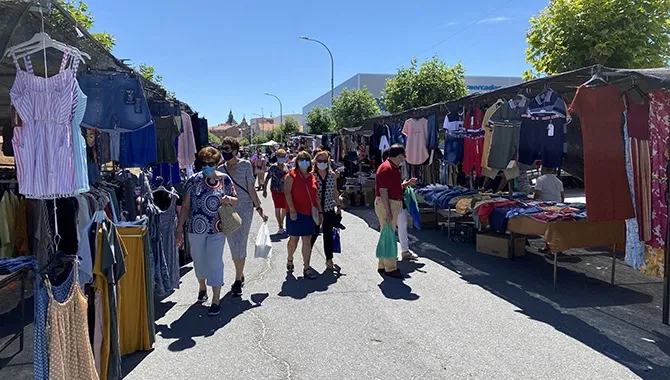 El mercado semanal regresa este jueves a la calle Cordel de Merinas. Archivo