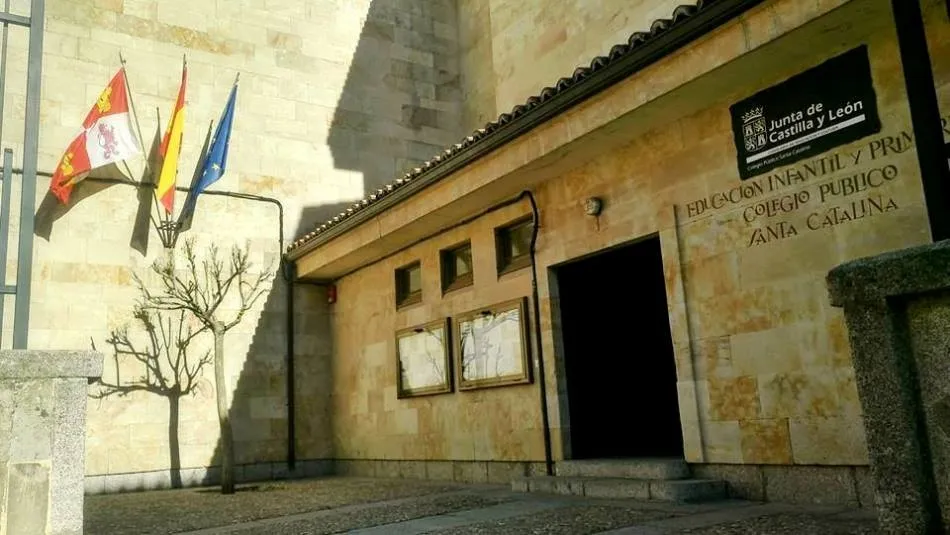 Fachada del colegio Santa Catalina en la calle Cañizal, junto a la Universidad Pontificia de Salamanca
