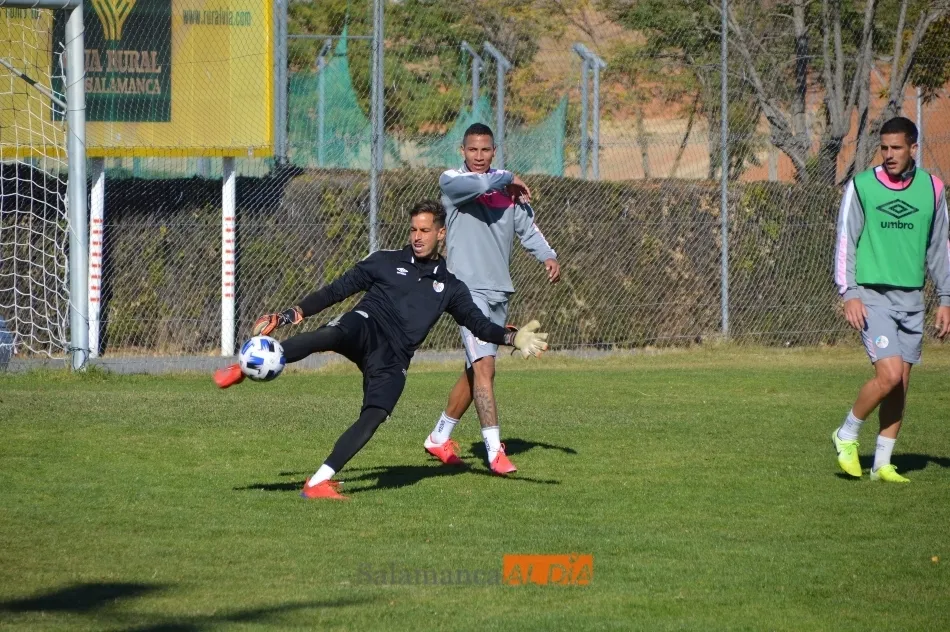 Javi Jiménez golpea en largo un balón, ante Puma y DeLorenzi
