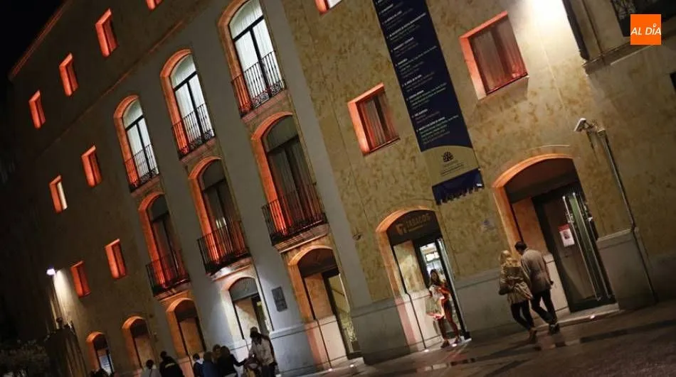 Iluminación rosa en el Liceo con motivo del Día Mundial Contra el Cáncer de Mama. Foto de archivo