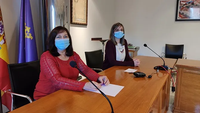 La alcaldesa de Peñaranda, Carmen Ávila, junto a la concejal de Formación y Empleo, Fatima Manzano