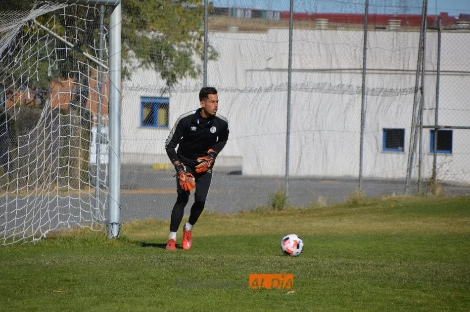 Javi Jiménez, justo antes de golpear un balón, en una sesión de entrenamiento en el Anexo