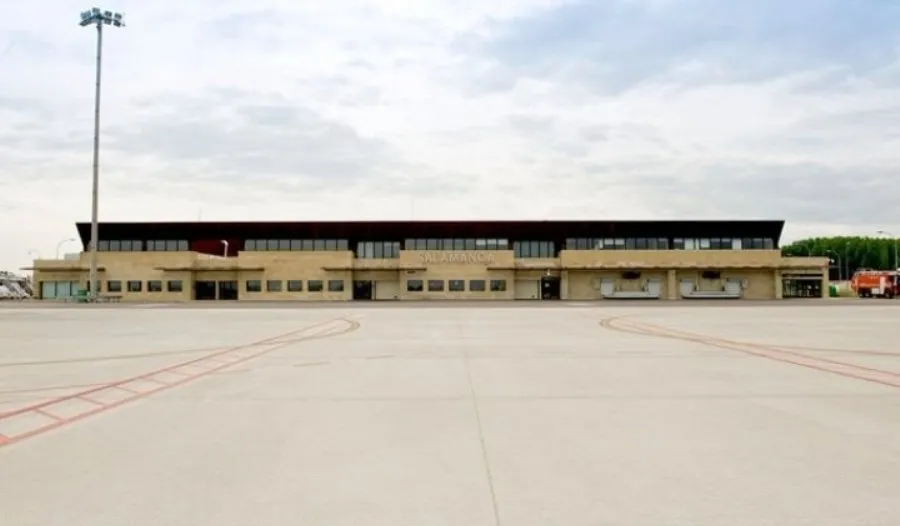 Estas obras se centrarán en sustituir buena parte de las losas de la calle de rodaje, que tiene una longitud total de 2.513 metros