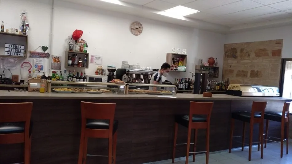 La Junta prohíbe consumo en barra y fumar en terrazas y limita las reuniones privadas a seis...