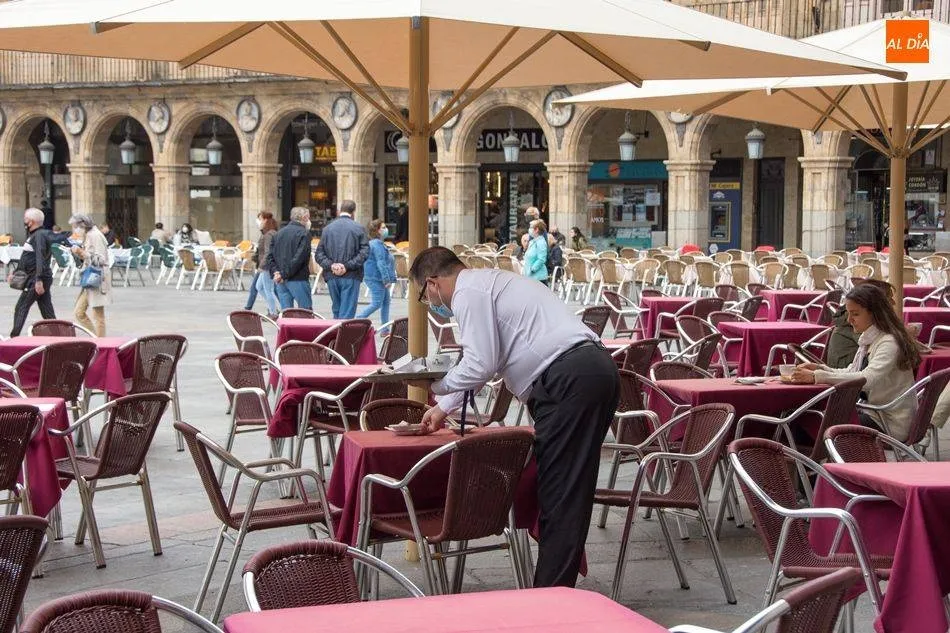 La hostelería vuelve a recibir gran cantidad de restricciones por el coronavirus - Archivo