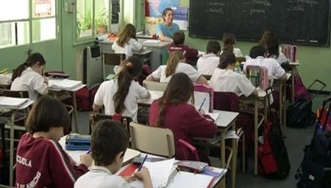 El profesorado planta cara a la Ministra Celaá, exigiendo retomar el diálogo social y dejar de...