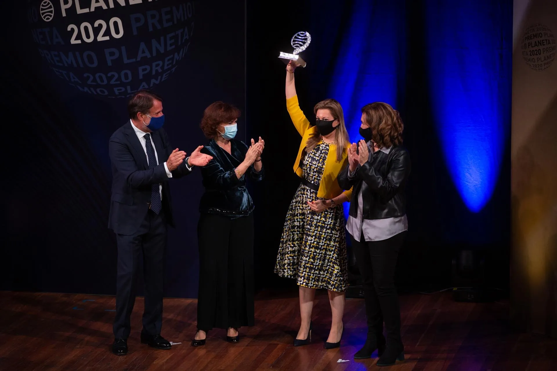 La escritora Eva García Sáenz de Urturi eleva su premio tras ser galardonada con el Premio Planeta 2020 por su novela Aquitania