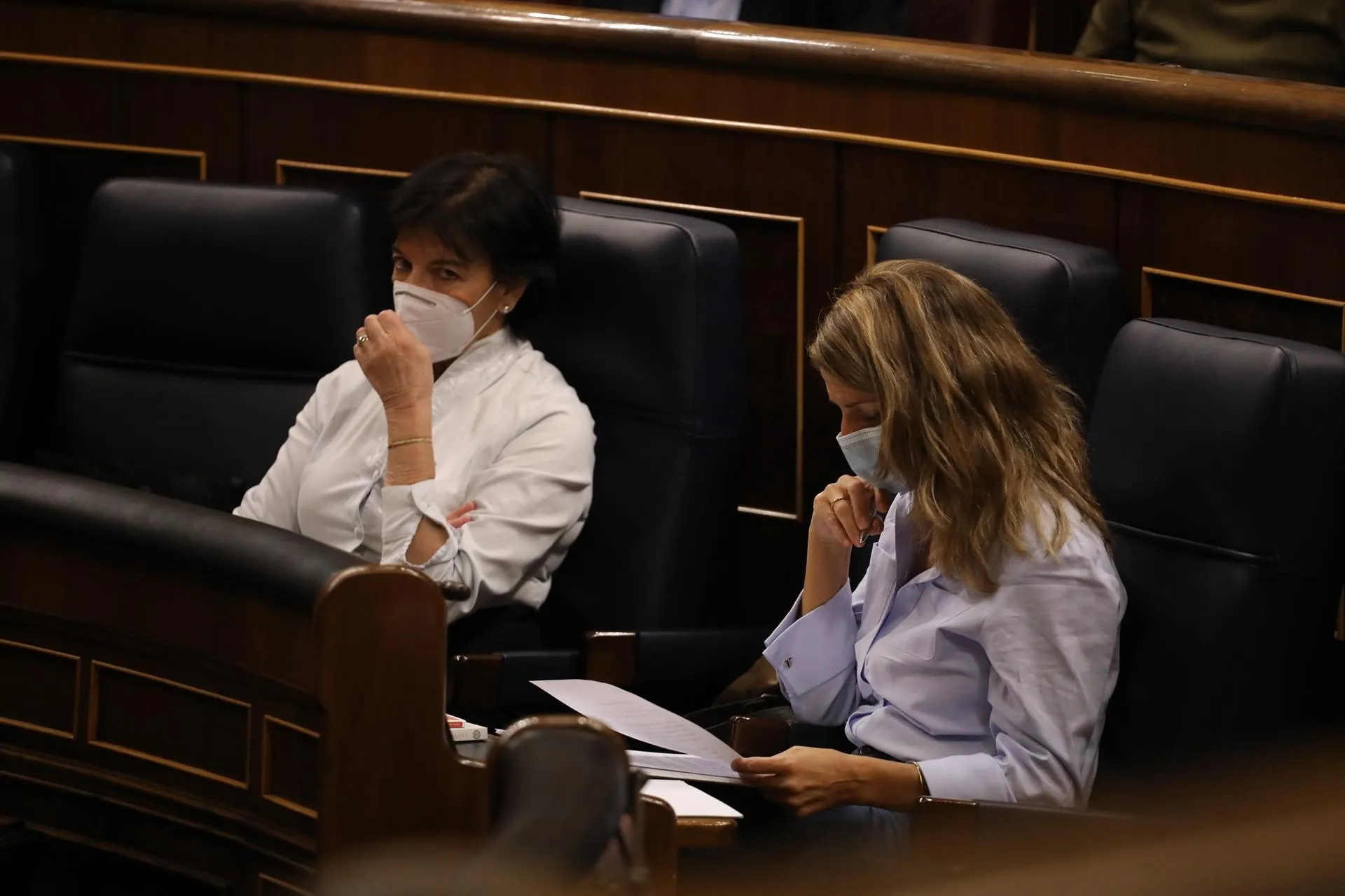 La ministra de Educación y Formación Profesional, Isabel Celaá (i); y la ministra de Trabajo y Economía Social, Yolanda Díaz, durante una sesión plenaria en el Congreso