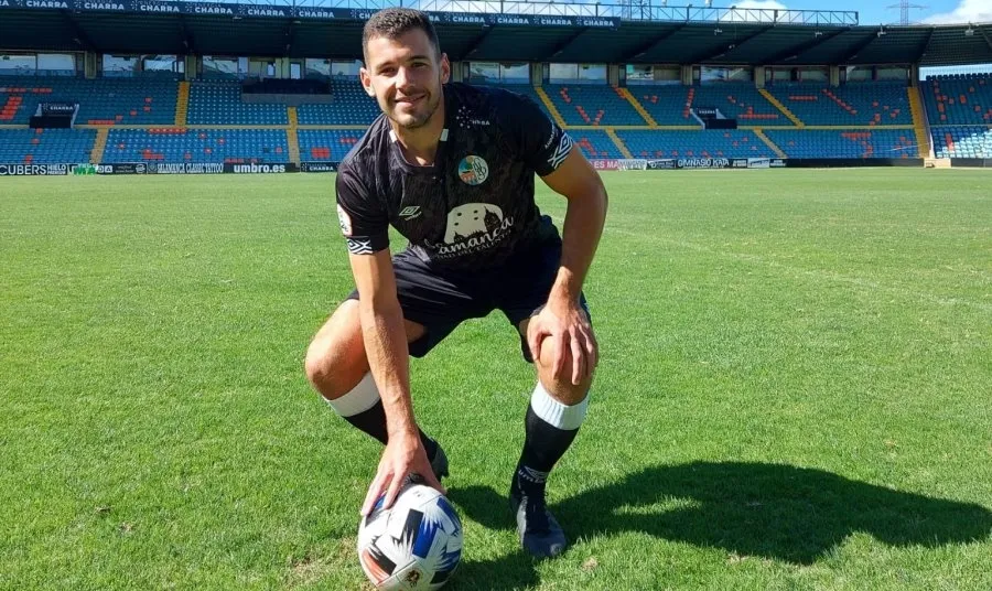 Uxío, con la equipación negra, en el Helmántico