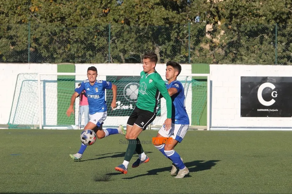 Abraham Pozo pelea por un esférico